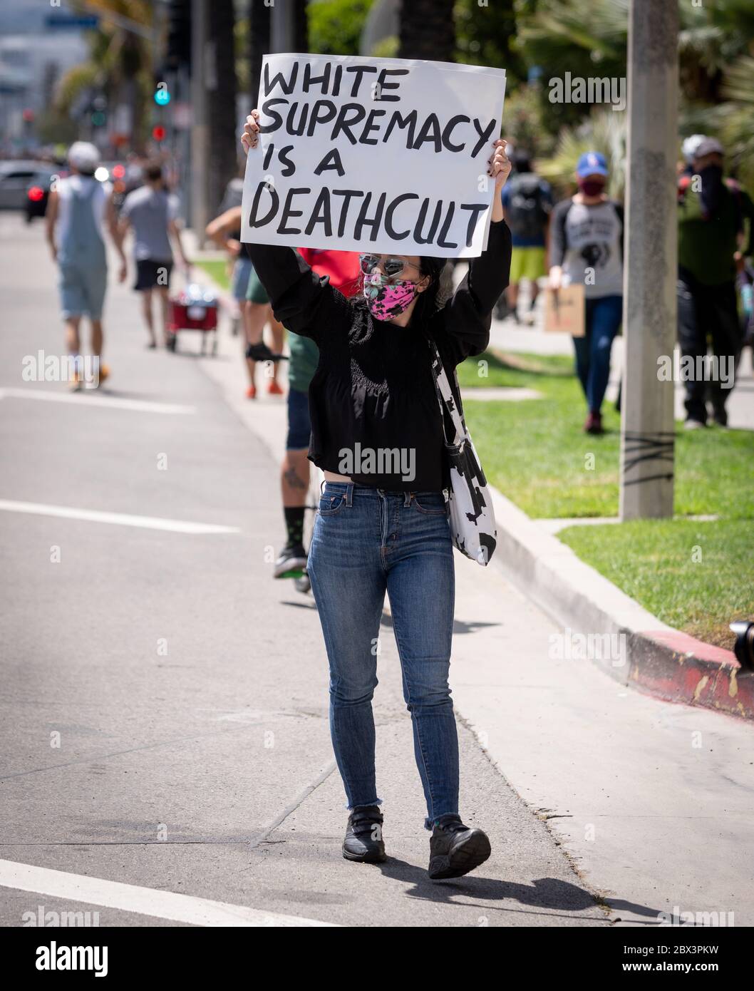 Protestler mit Schild an der Demonstration zu Ehren von George Floyd, im Fairfax-Viertel von Los Angeles, Kalifornien. Stockfoto