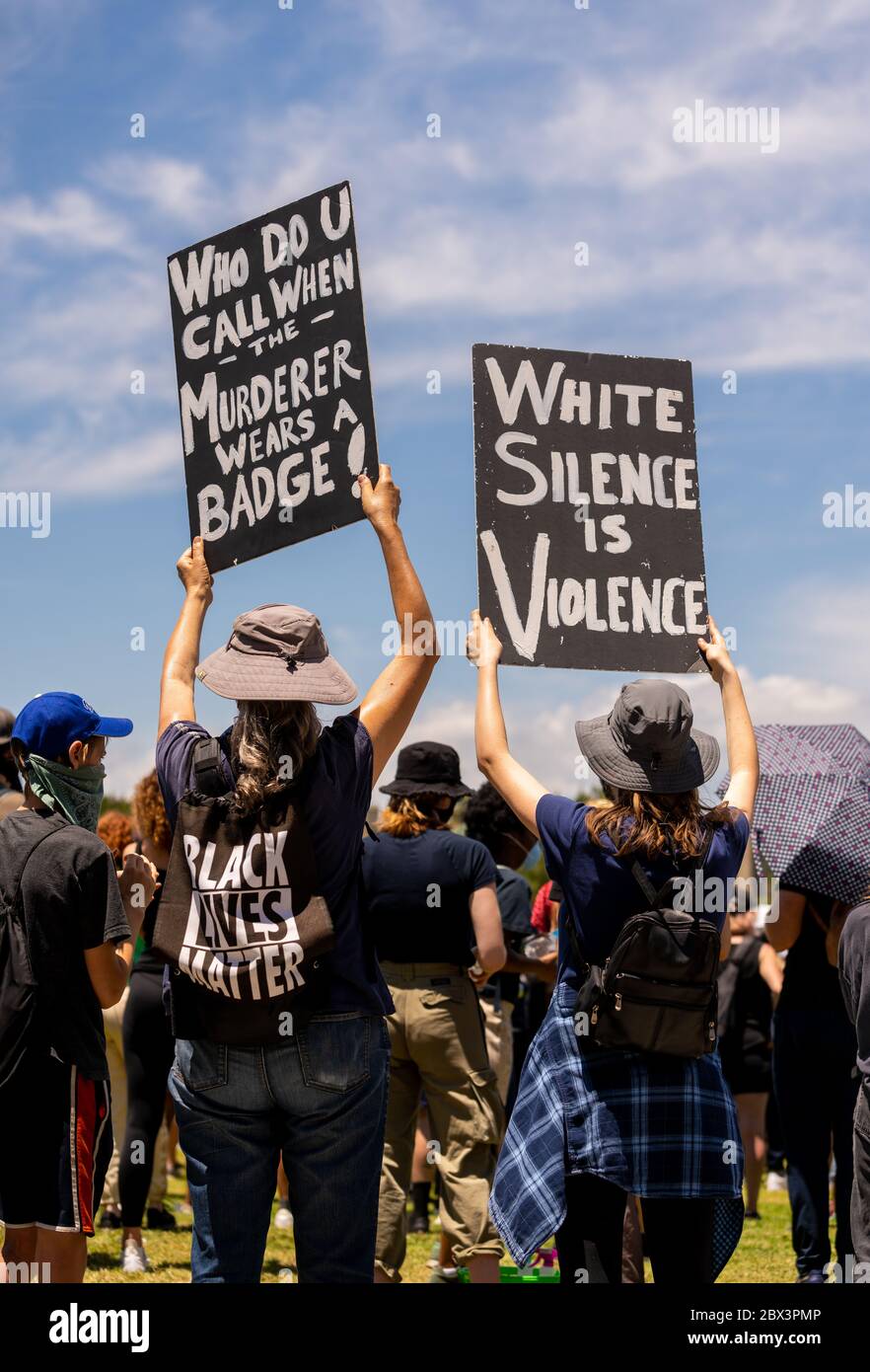 Demonstranten mit Schildern bei Demonstration zu Ehren George Floyd, im Pan Pacific Park im Fairfax Viertel von Los Angeles, Kalifornien. Stockfoto