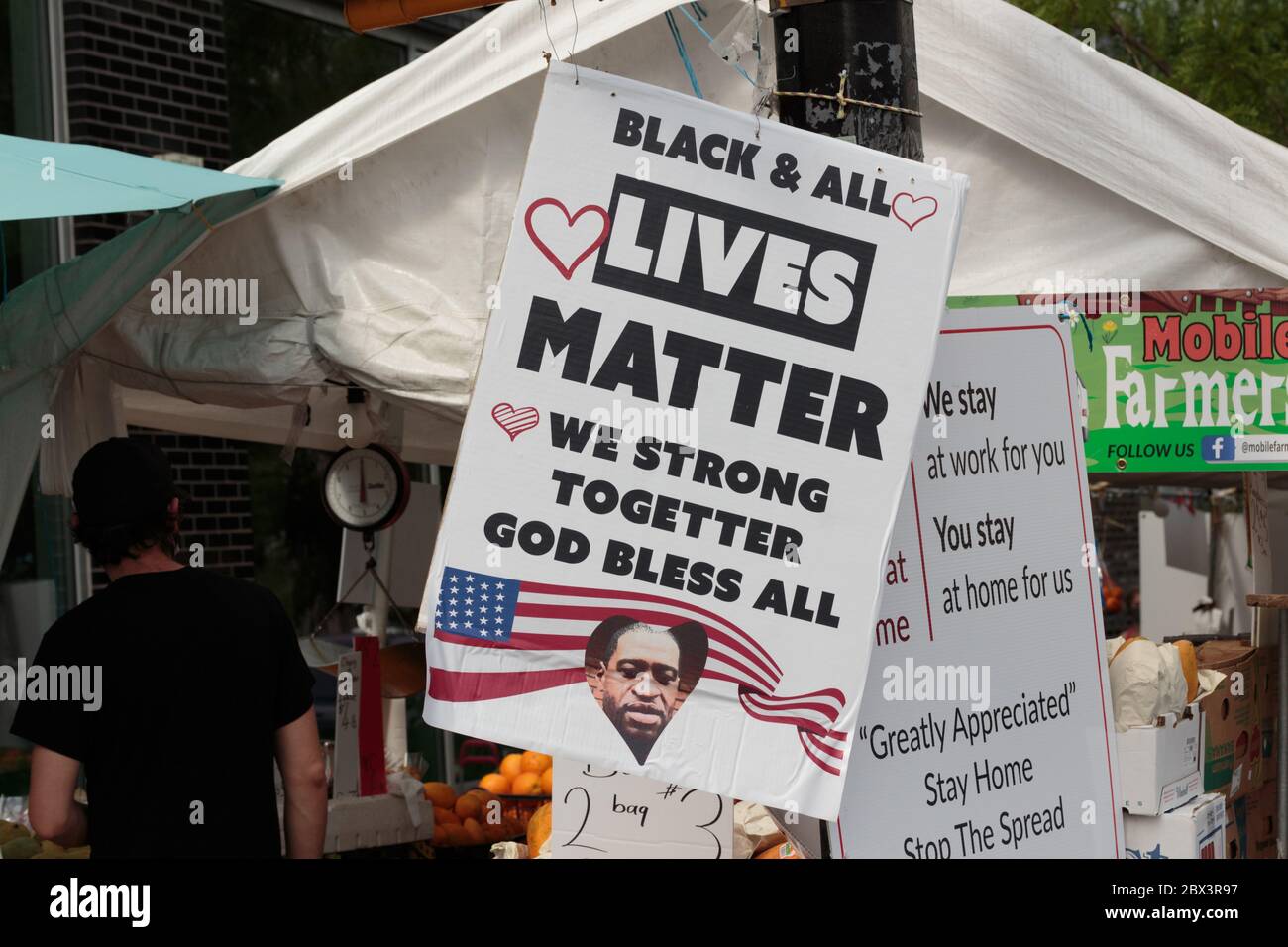 Ein Obststand in Inwood hat ein Schild mit schwarzer Lebensgefahr in Solidarität mit der Nachbarschaft gepostet Stockfoto