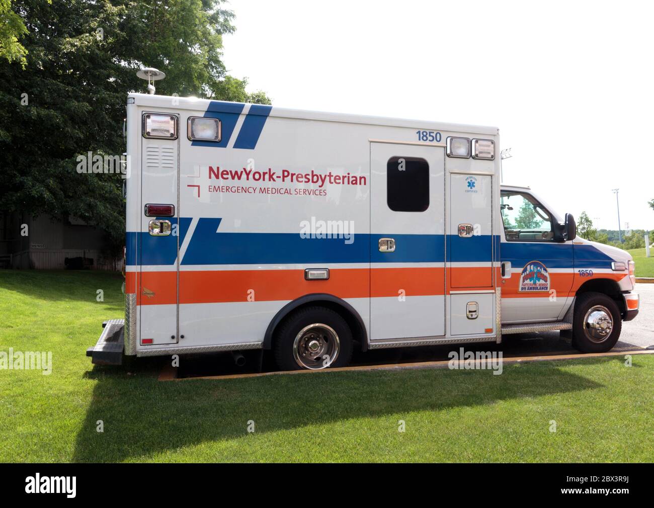 Ein geparkter Krankenwagen für das New York Presbyterian Hospital System für den medizinischen Nottransport Stockfoto