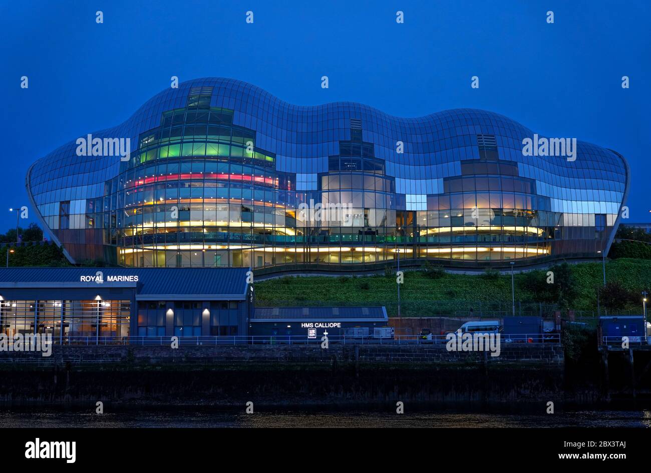 Newcastle, Großbritannien - 01. Juli 2019: Nachtszene mit wunderschönen Reflexionen von Sage Gateshead ein Konzertsaal in Gateshead am Tyne River. Stockfoto