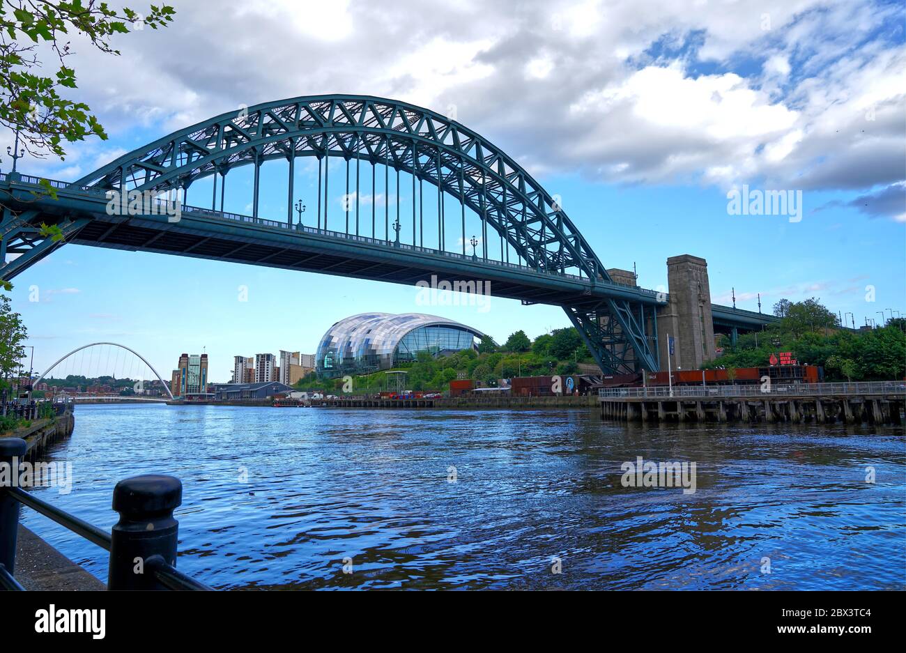 Wunderschöner blauer Himmel und Wolken über der Tyne Bridge. Die berühmte Brücke über den Fluss Tyne zwischen Newcastle und Gateshead. Stockfoto