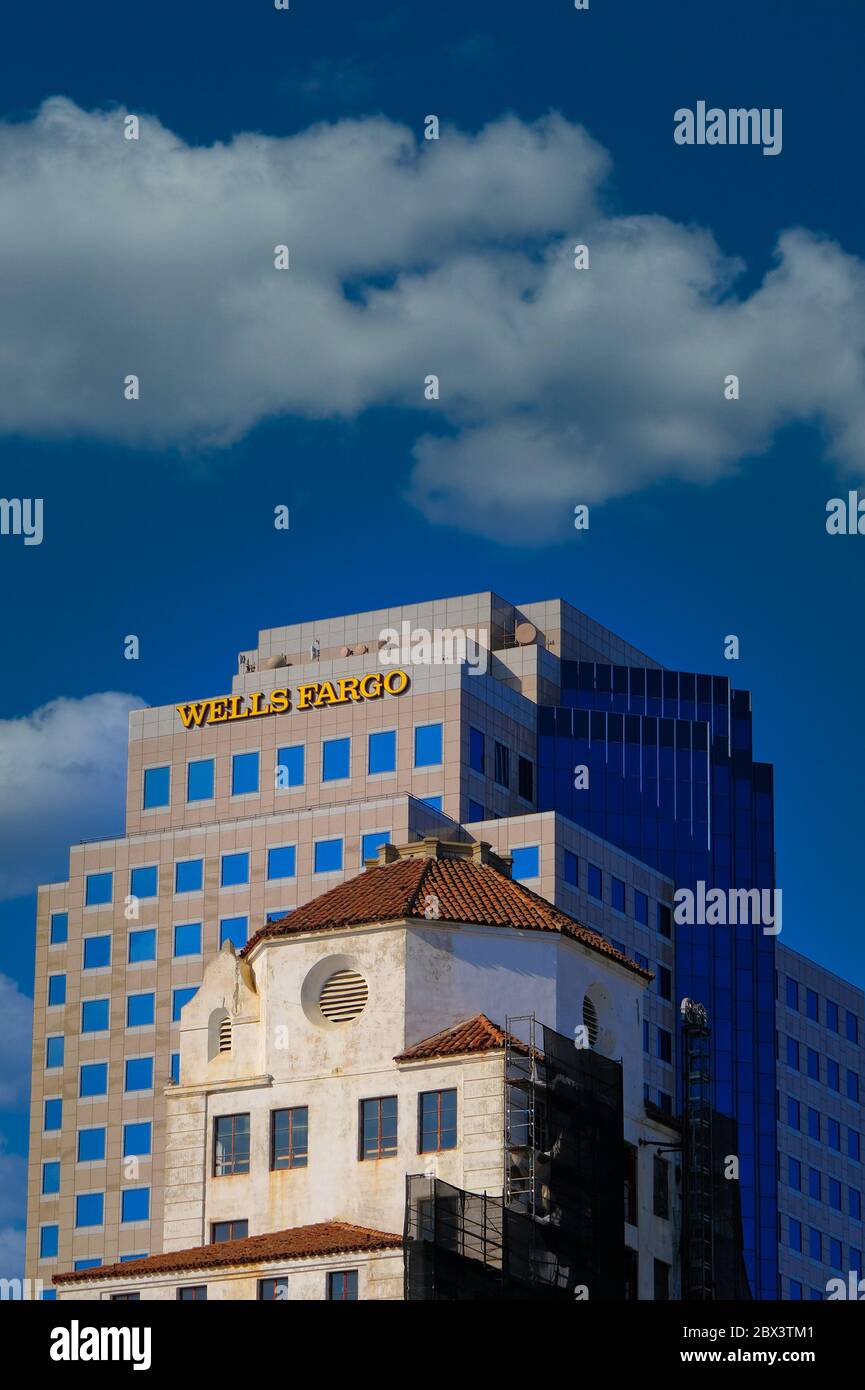Wells Fargo und Old Building Stockfoto