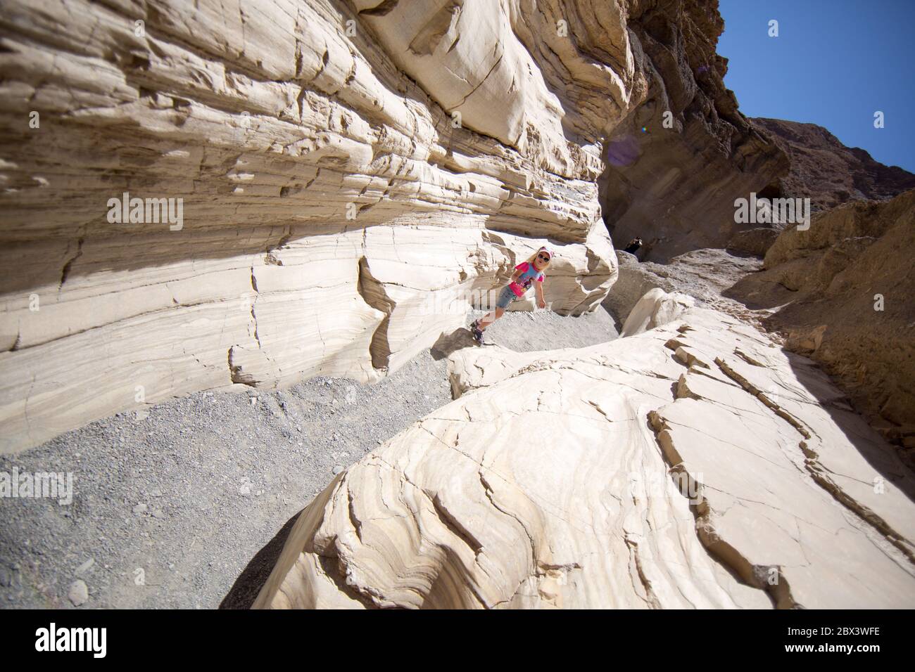 Bergpfad im Death Valley mit Sandsteinformationen, Stockfoto