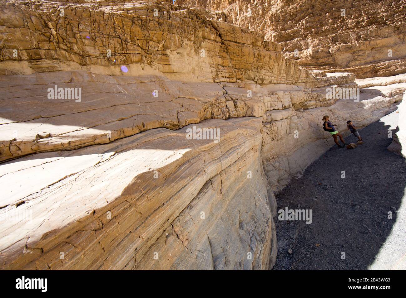 Bergpfad im Death Valley mit Sandsteinformationen, Stockfoto