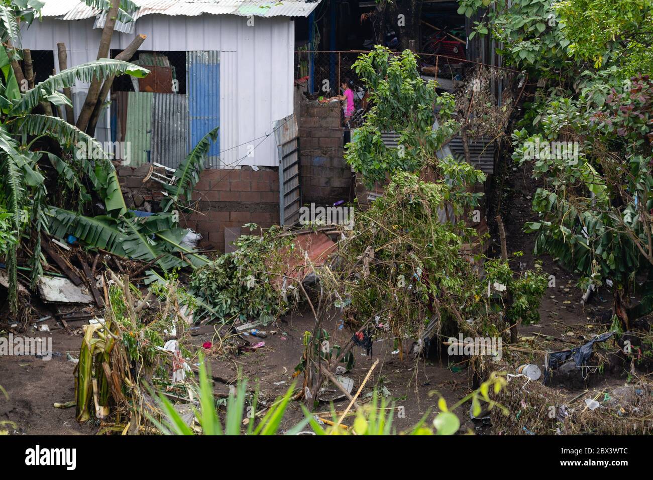 Antiguo Cuscatlan, La Libertad, El Salvador. Juni 2020. Blick auf einen Sektor der La Cuchilla Gemeinschaft, die am Ufer eines Flusses befindet. Dies ist eine von mehreren Gemeinden, die durch Stürme in El Salvador gefährdet sind, die seit dem vergangenen Sonntag, dem 31. Mai, Überschwemmungen und Erdrutsche verursacht haben. Kredit: Carlos Diaz/Alamy Live News Stockfoto Antiguo Cuscatlan, La Libertad, El Salvador. Juni 2020. Blick auf einen Sektor der La Cuchilla Gemeinschaft, die am Ufer eines Flusses befindet. Dies ist eine von mehreren Gemeinden, die durch Stürme in El Salvador gefährdet sind, die seit dem vergangenen Sonntag, dem 31. Mai, Überschwemmungen und Erdrutsche verursacht haben. Kredit: Carlos Diaz/Alamy Live News Stockfoto