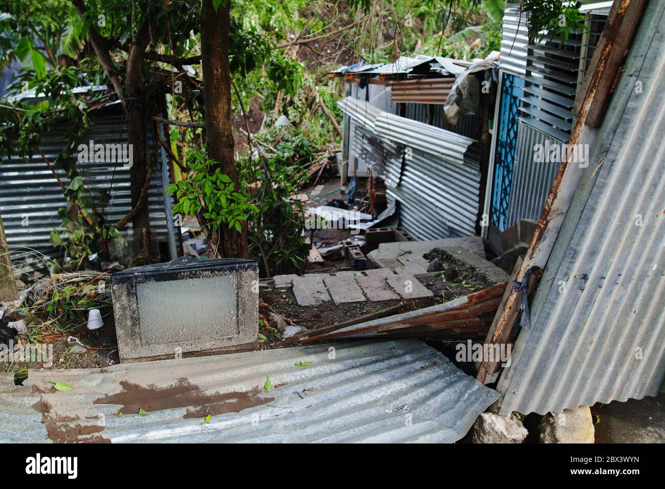 Antiguo Cuscatlan, La Libertad, El Salvador. Juni 2020. Sachschäden in der Gemeinschaft La Cuchilla, die am Ufer eines Flusses liegt. Dies ist eine von mehreren Gemeinden, die durch Stürme in El Salvador gefährdet sind, die seit dem vergangenen Sonntag, dem 31. Mai, Überschwemmungen und Erdrutsche verursacht haben. Kredit: Carlos Diaz/Alamy Live News Stockfoto Antiguo Cuscatlan, La Libertad, El Salvador. Juni 2020. Sachschäden in der Gemeinschaft La Cuchilla, die am Ufer eines Flusses liegt. Dies ist eine von mehreren Gemeinden, die durch Stürme in El Salvador gefährdet sind, die seit dem vergangenen Sonntag, dem 31. Mai, Überschwemmungen und Erdrutsche verursacht haben. Kredit: Carlos Diaz/Alamy Live News Stockfoto