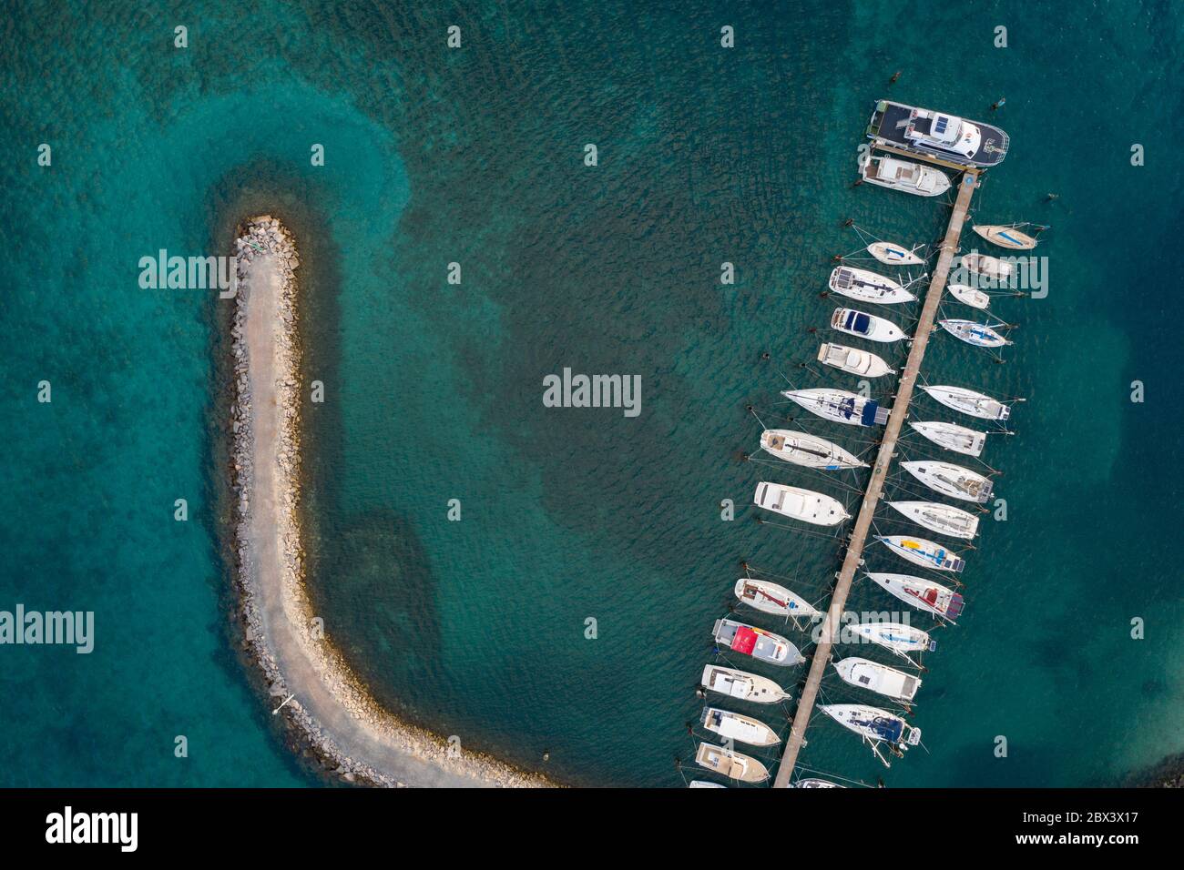 Blick von oben auf eine Wellenbrecher und Yachten am Liegeplatz in der Bucht von Esperance, Westaustralien Stockfoto