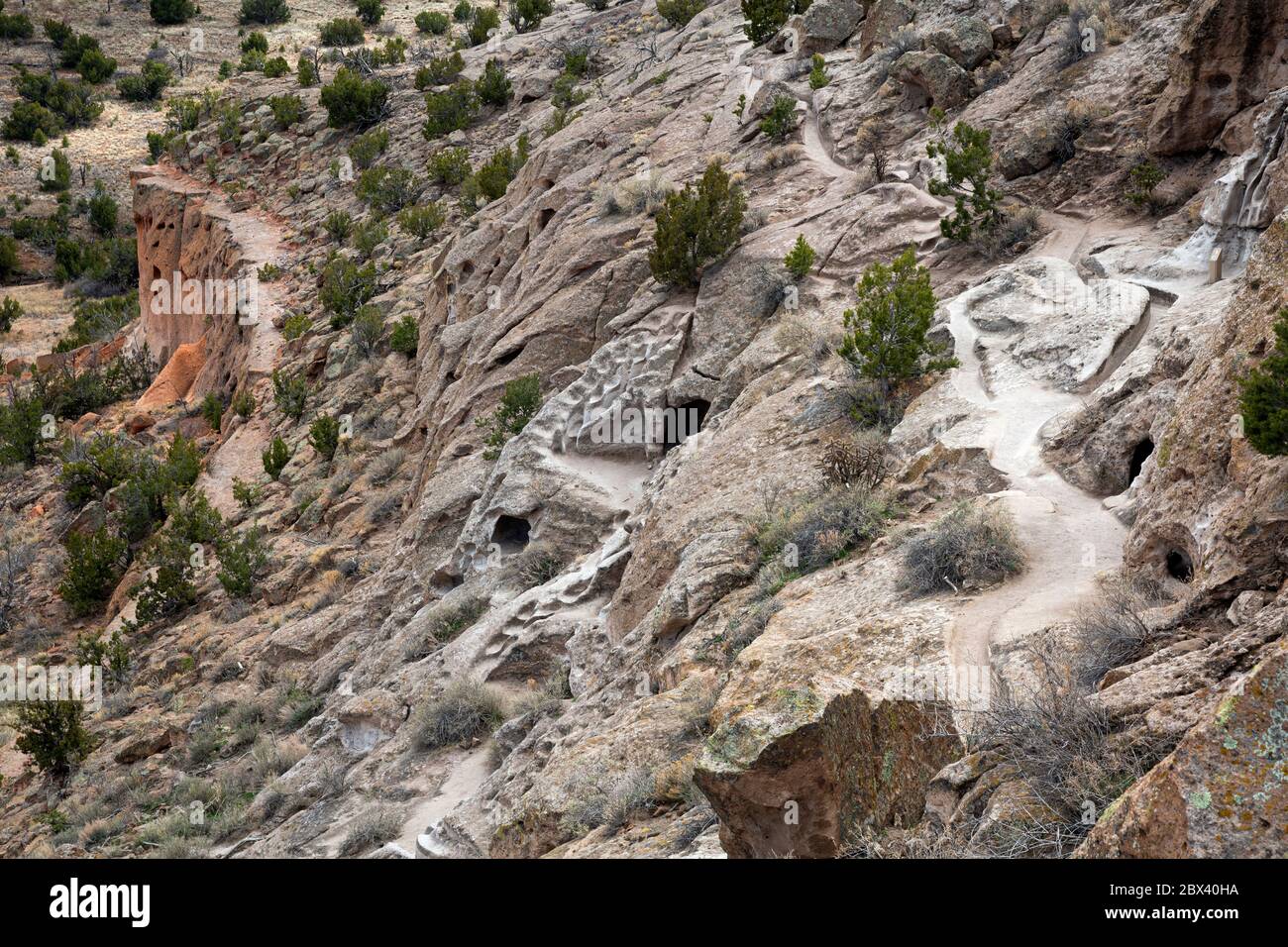 NM00502-00...NEW MEXICO - schmale Spur in den weichen Stein von den Vorfahren Puebloans über mehreren Klippenhäusern getragen Tsankawi Unit von Bandelier NM. Stockfoto