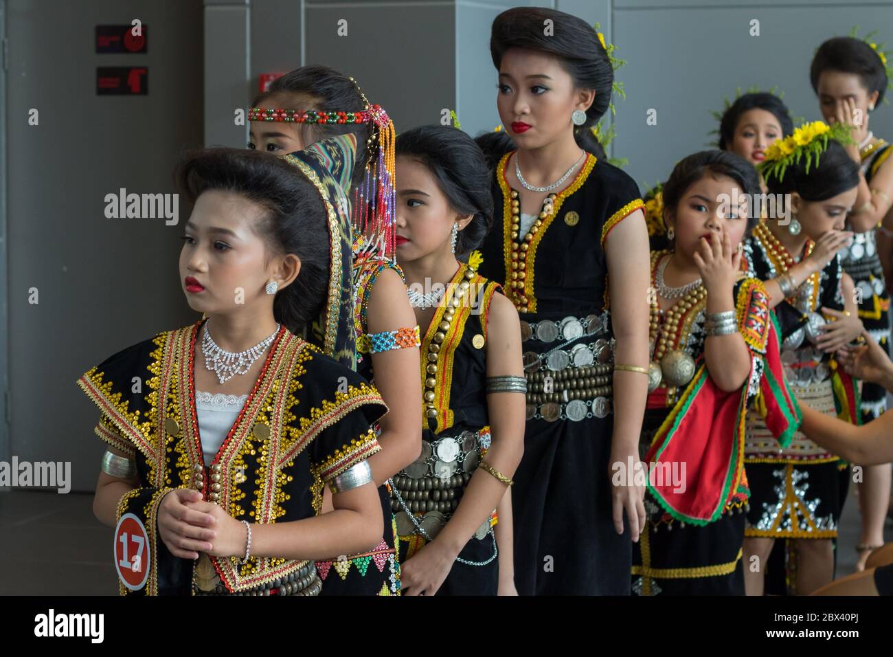 Kota Kinabalu, Sabah , Malaysia - 22. Mai 2017 : nettes Mädchen tragen traditionelle kadazandusun ethnischen Sabah Kostüm während der Ernte Festival celeb Stockfoto