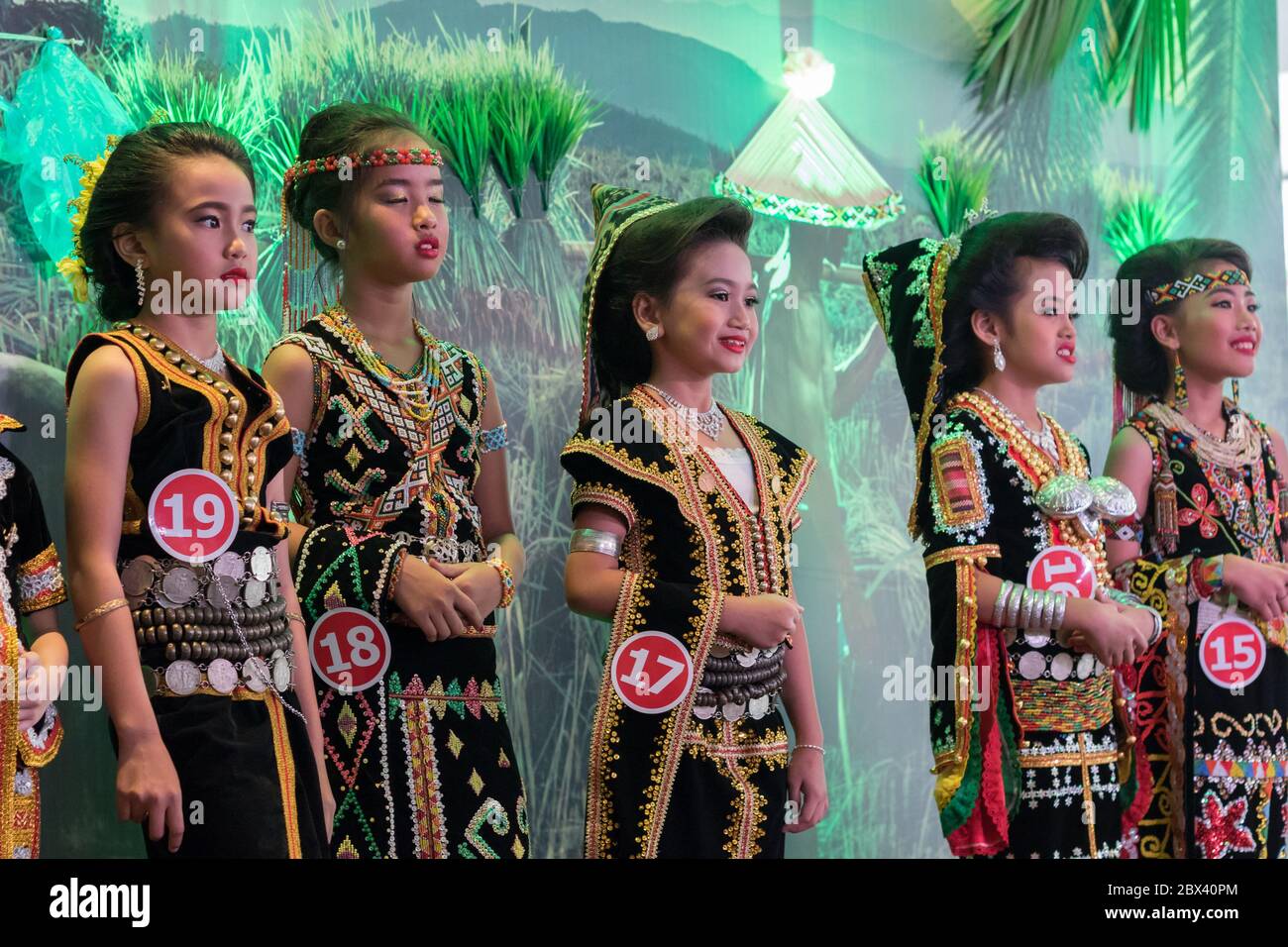 Kota Kinabalu, Sabah , Malaysia - 22. Mai 2017 : nettes Mädchen tragen traditionelle kadazandusun ethnischen Sabah Kostüm während der Ernte Festival celeb Stockfoto