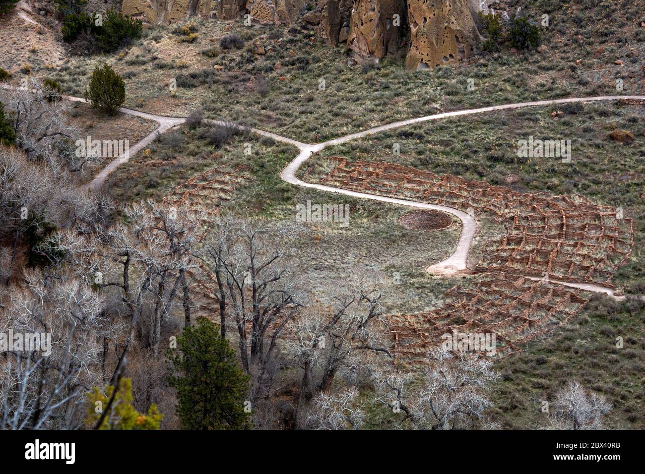 NM00510-00...NEW MEXICO - Blick auf Tyuonyi Pueblo im Frijoles Canyon, der Heimat der Vorfahren Puebloans; jetzt Teil des Bandelier National Monument. Stockfoto