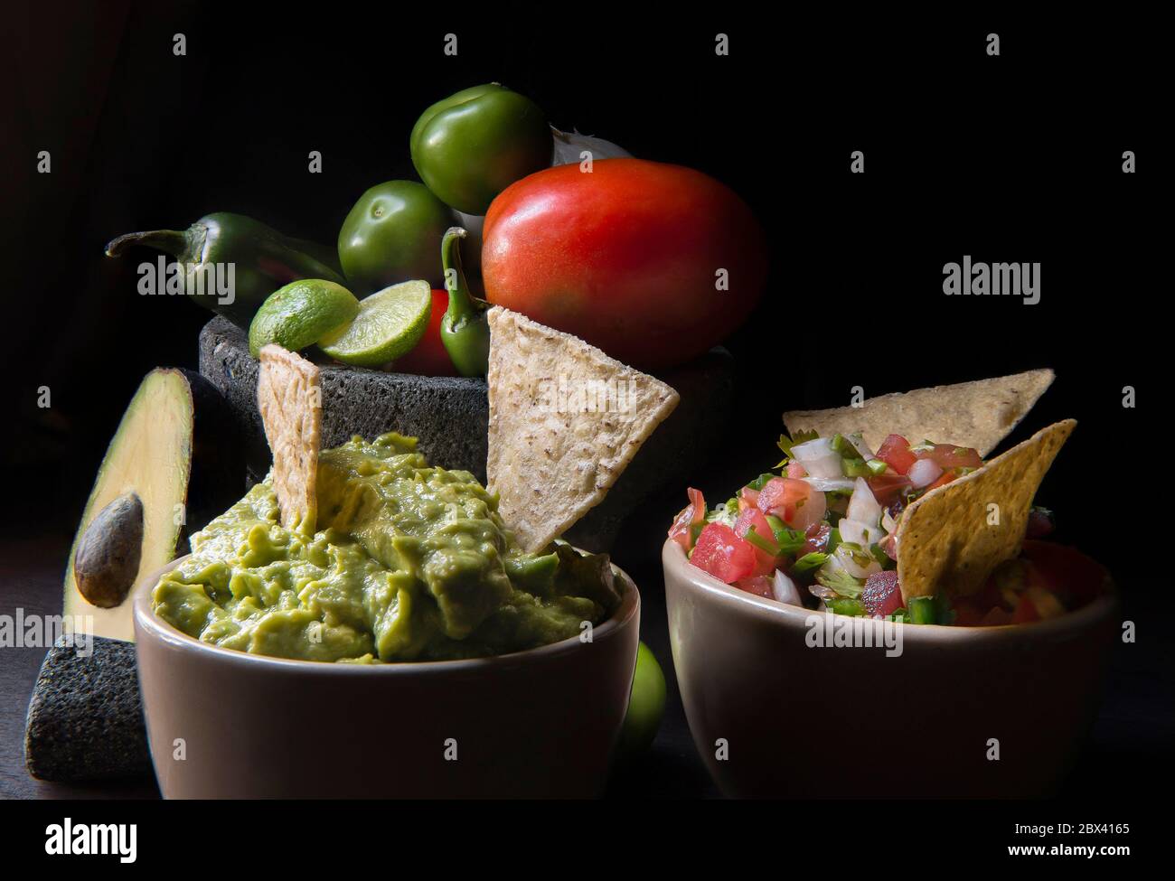 Stillleben, Avocado, Guacamole und Salsa Bandera oder Pico de gallo, Zutaten für mexikanische Küche. Stockfoto