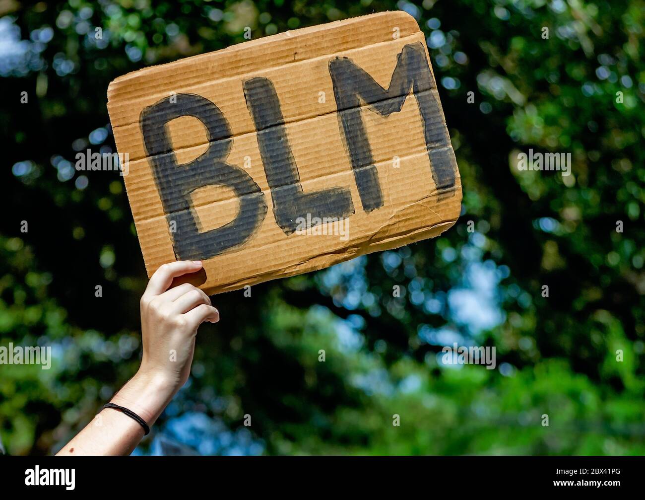 Ein Protestkundgebungsbeamte winkt ein Schild mit der Bedeutung von Black Lives Matter, während er am 4. Juni 2020 bei einem Protest gegen Polizeibrutalität im Memorial Park in Mobile, Alabama, protestierte. Stockfoto