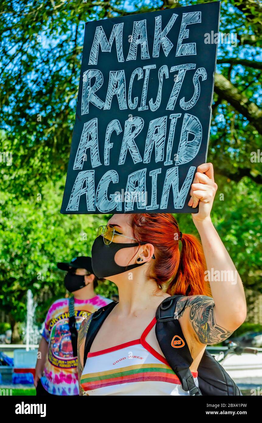 Ein Protestkundgebungsbeamte hält ein Schild, während er am 4. Juni 2020 im Memorial Park in Mobile, Alabama, gegen Polizeibrutalität und Rassismus protestierte. Stockfoto