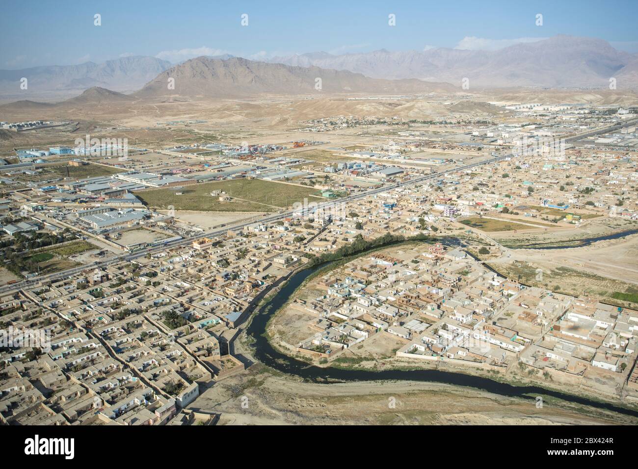 Ein schwarzes Wasser im Fluss floss im östlichen Teil von Kabul Afghanistan Stockfoto