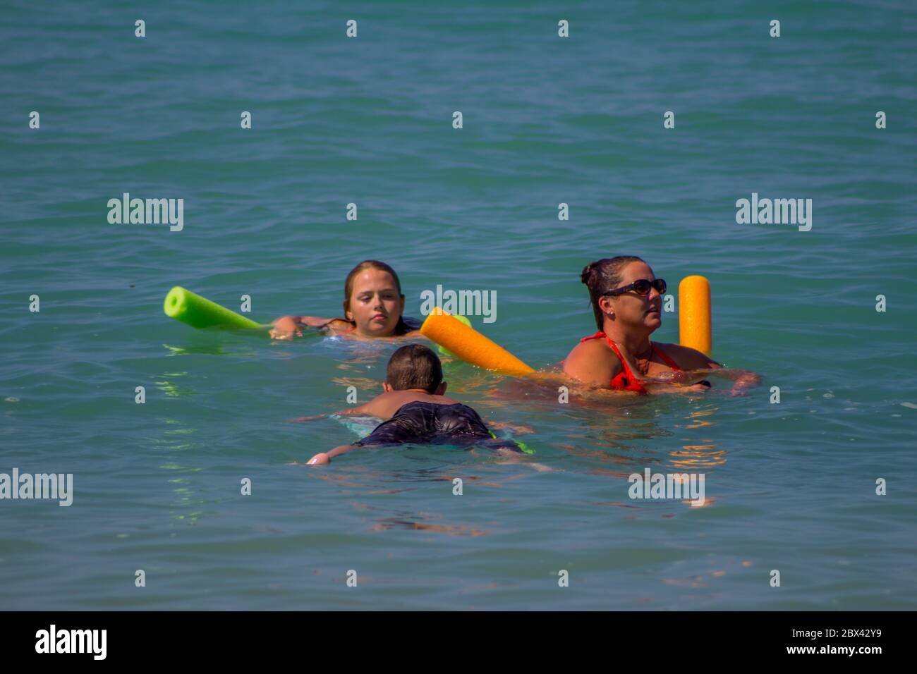 Spaß am Strand mit vielen Menschen und Kindern Stockfoto