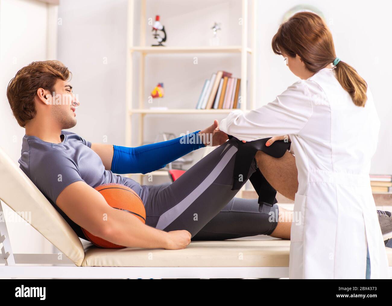 Der stattliche Basketballspieler besuchen Ärztin traumatologist Stockfoto