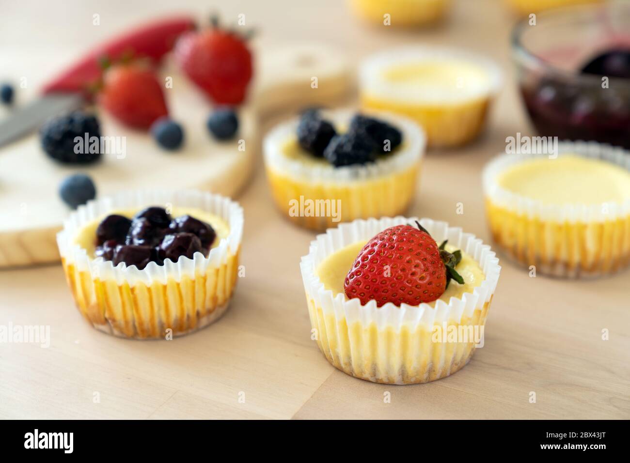 Mini-Käsekuchen mit Heidelbeere, Brombeere und Erdbeere Stockfoto