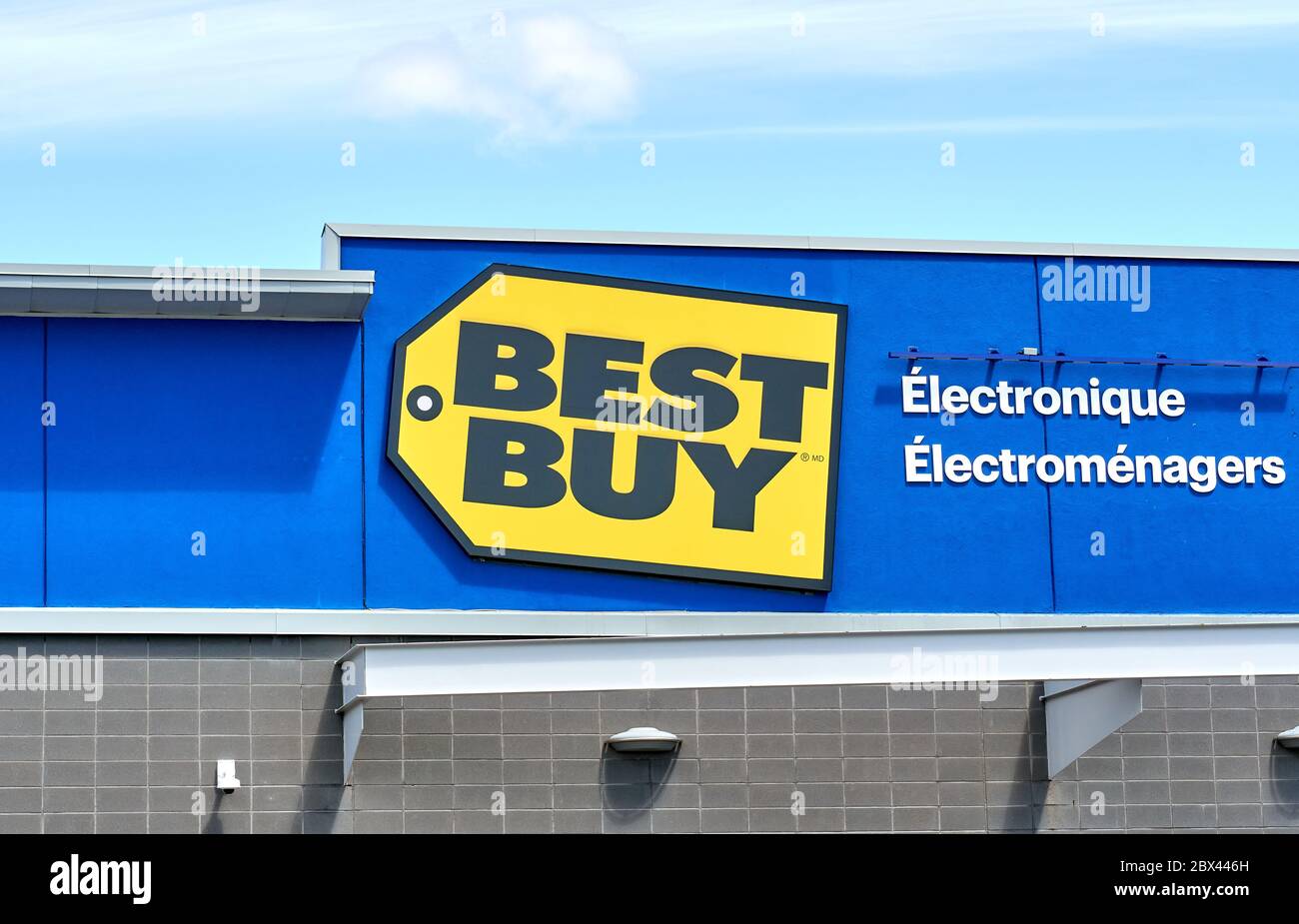 Montreal, Kanada - 30. Mai 2020: Best Buy Logo und Gebäude über einem blauen Himmel. Best Buy ist ein multinationaler amerikanischer Einzelhändler für Unterhaltungselektronik. Stockfoto
