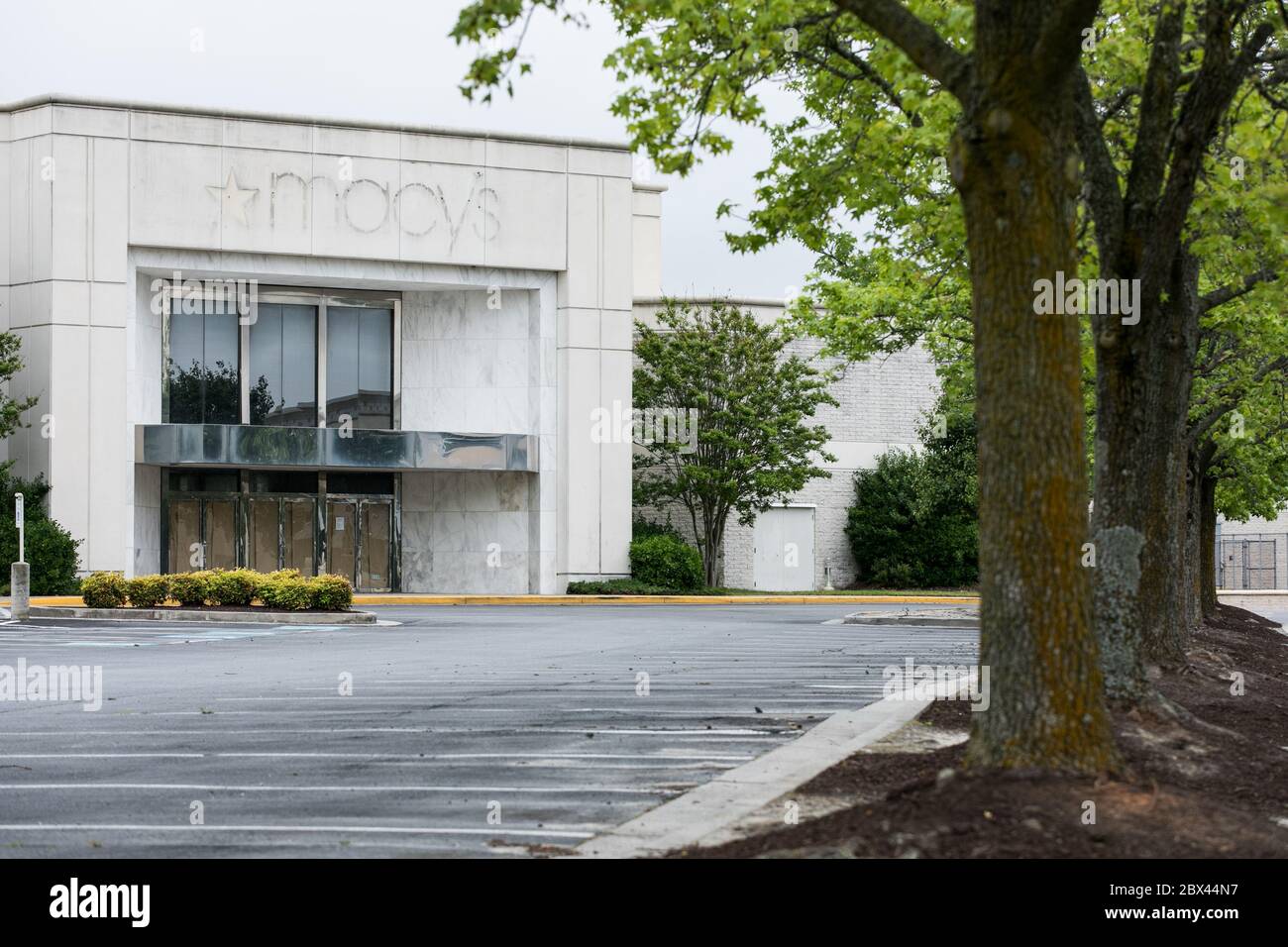 Die verblasste Umrisslinie eines Logos außerhalb eines geschlossenen und verlassenen Macys-Einzelhandelsstandorts in Salisbury, Maryland, am 25. Mai 2020. Stockfoto