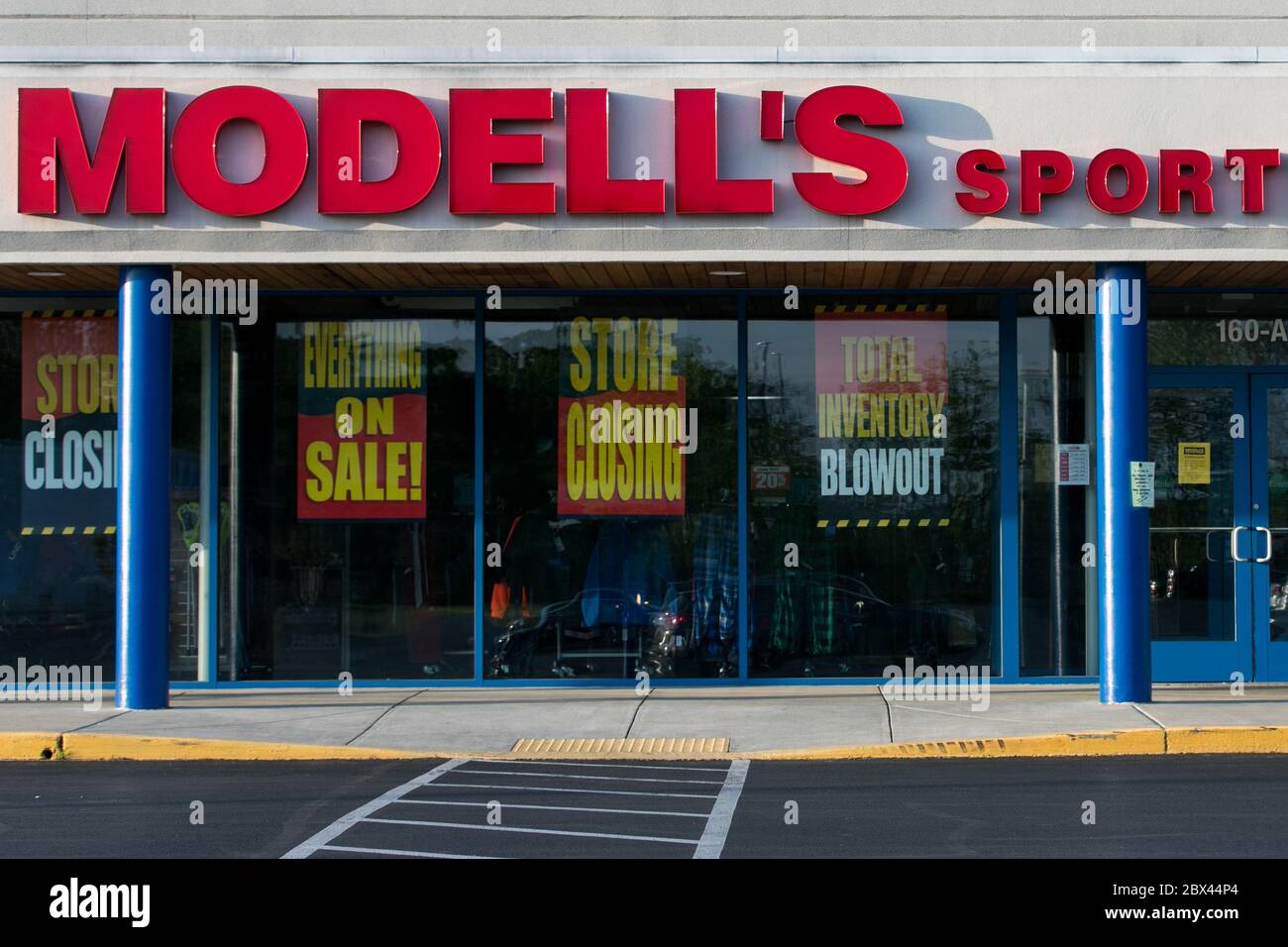 Schilder zum Schließen eines Einkaufsbereichs von Modells in Annapolis, Maryland, am 25. Mai 2020. Stockfoto