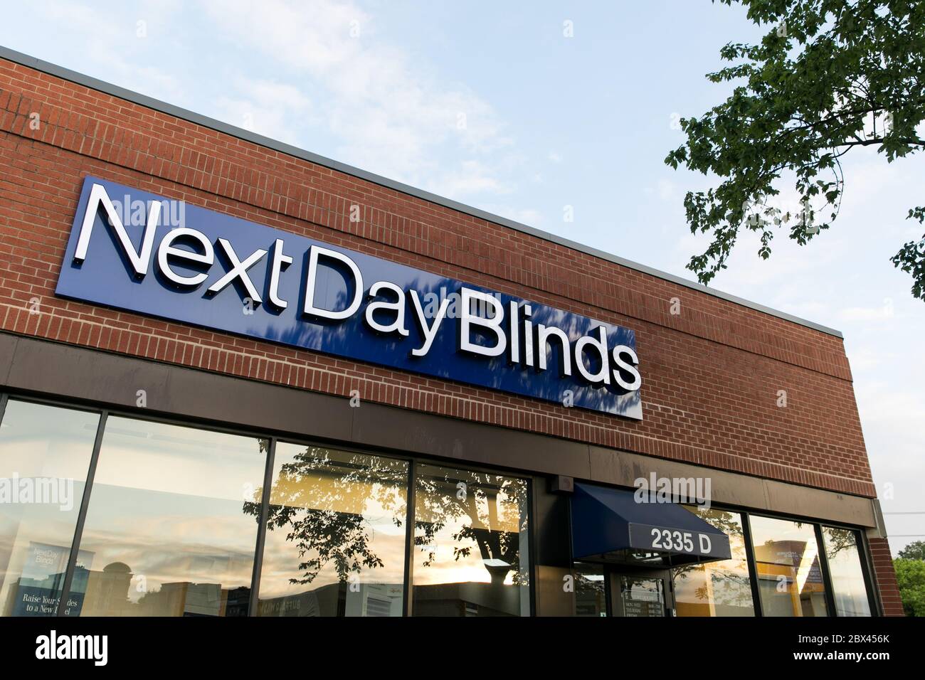 Ein Logo-Schild vor einem Next Day Blinds-Einzelhandelsgeschäft in Annapolis, Maryland am 25. Mai 2020. Stockfoto