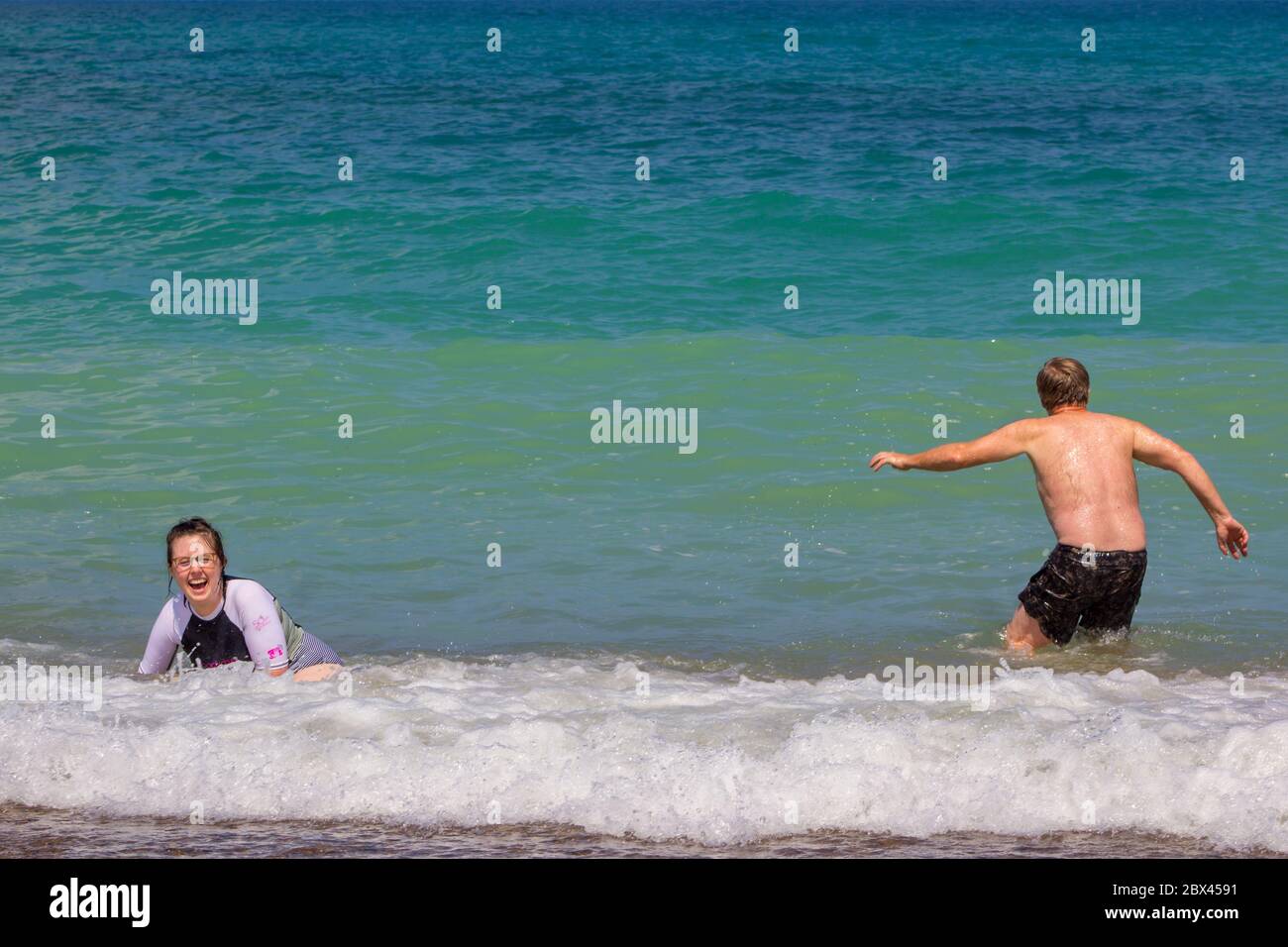 Spaß am Strand mit vielen Menschen und Kindern Stockfoto