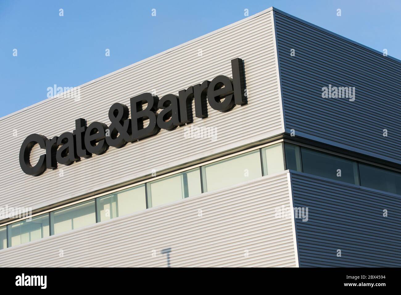 Ein Logo Schild Vor Einem Einzelhandelsgeschaft Von Crate And Barrel In Annapolis Maryland Am 25 Mai 2020 Stockfotografie Alamy