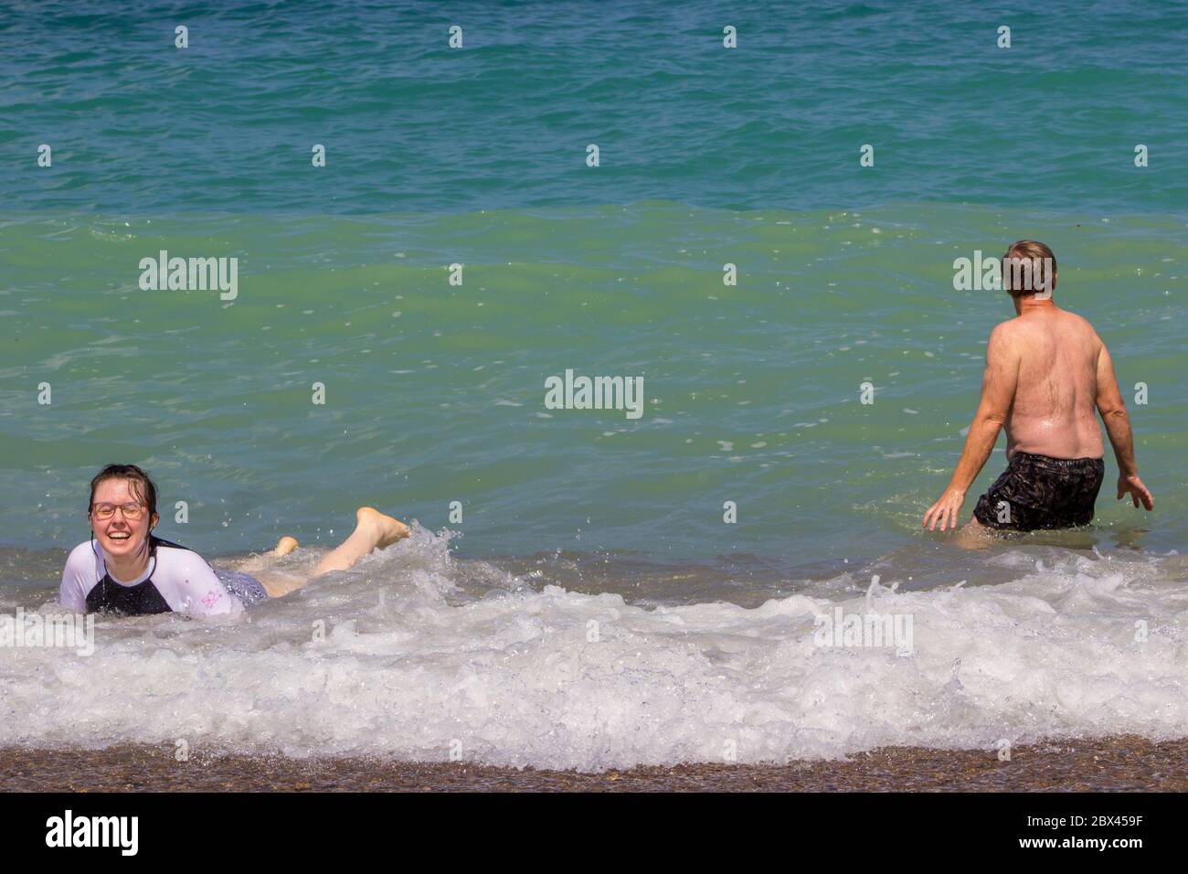 Spaß am Strand mit vielen Menschen und Kindern Stockfoto