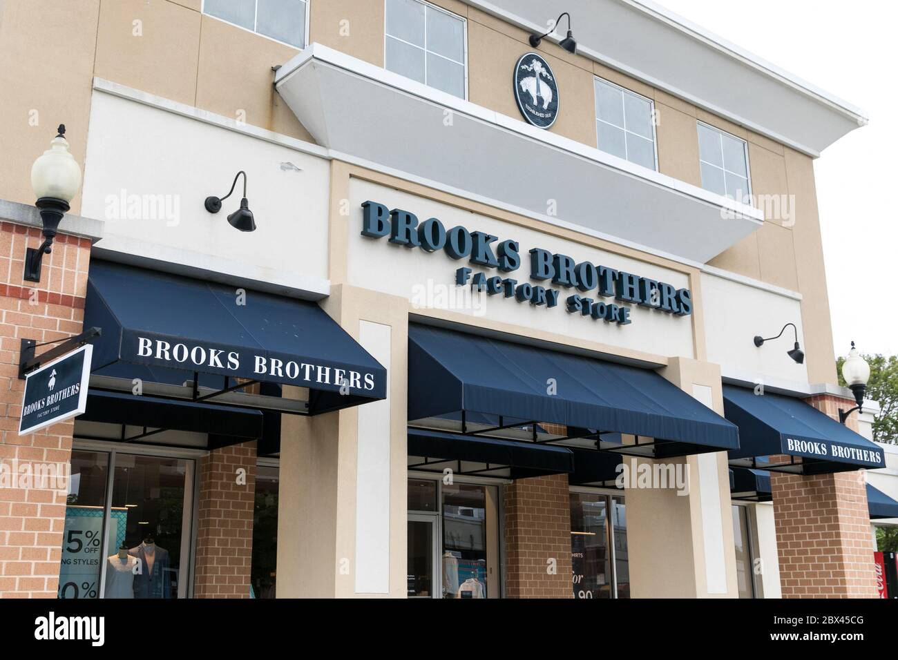Ein Logo-Schild vor einem Brooks Brothers Factory-Einzelhandelsgeschäft in Queenstown, Maryland, am 25. Mai 2020. Stockfoto