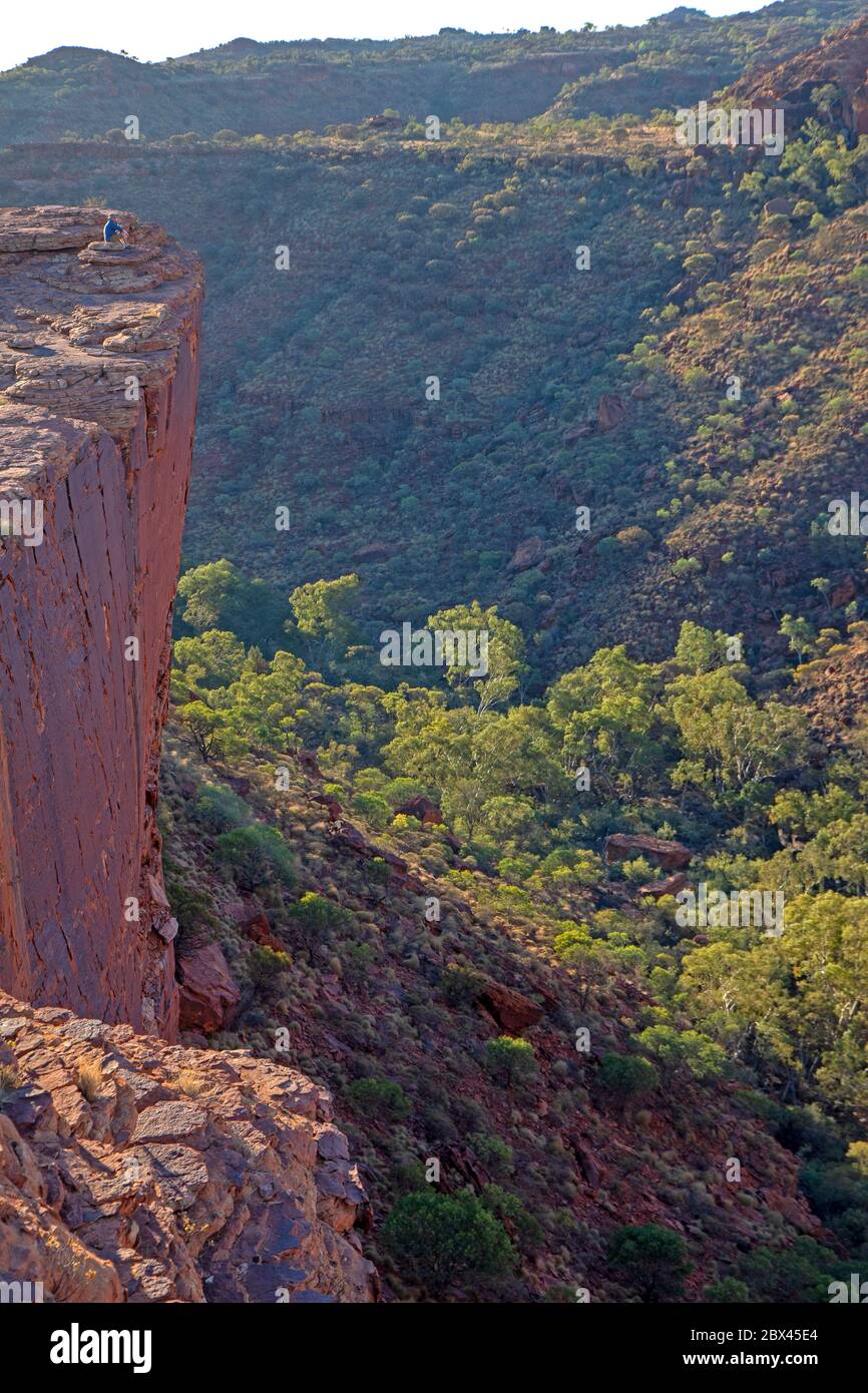 Mann, der am Rand der Klippe am Kings Canyon sitzt Stockfoto