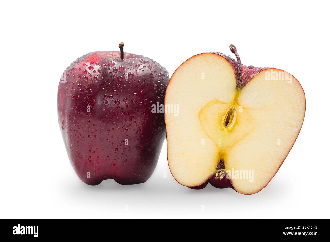 Frische ganze und halb Bio Red köstliche Äpfel mit Wassertropfen auf weißem isolierten Hintergrund, Clipping-Pfad. Roter Apfel ist antioxidative Frucht und hoch Stockfoto