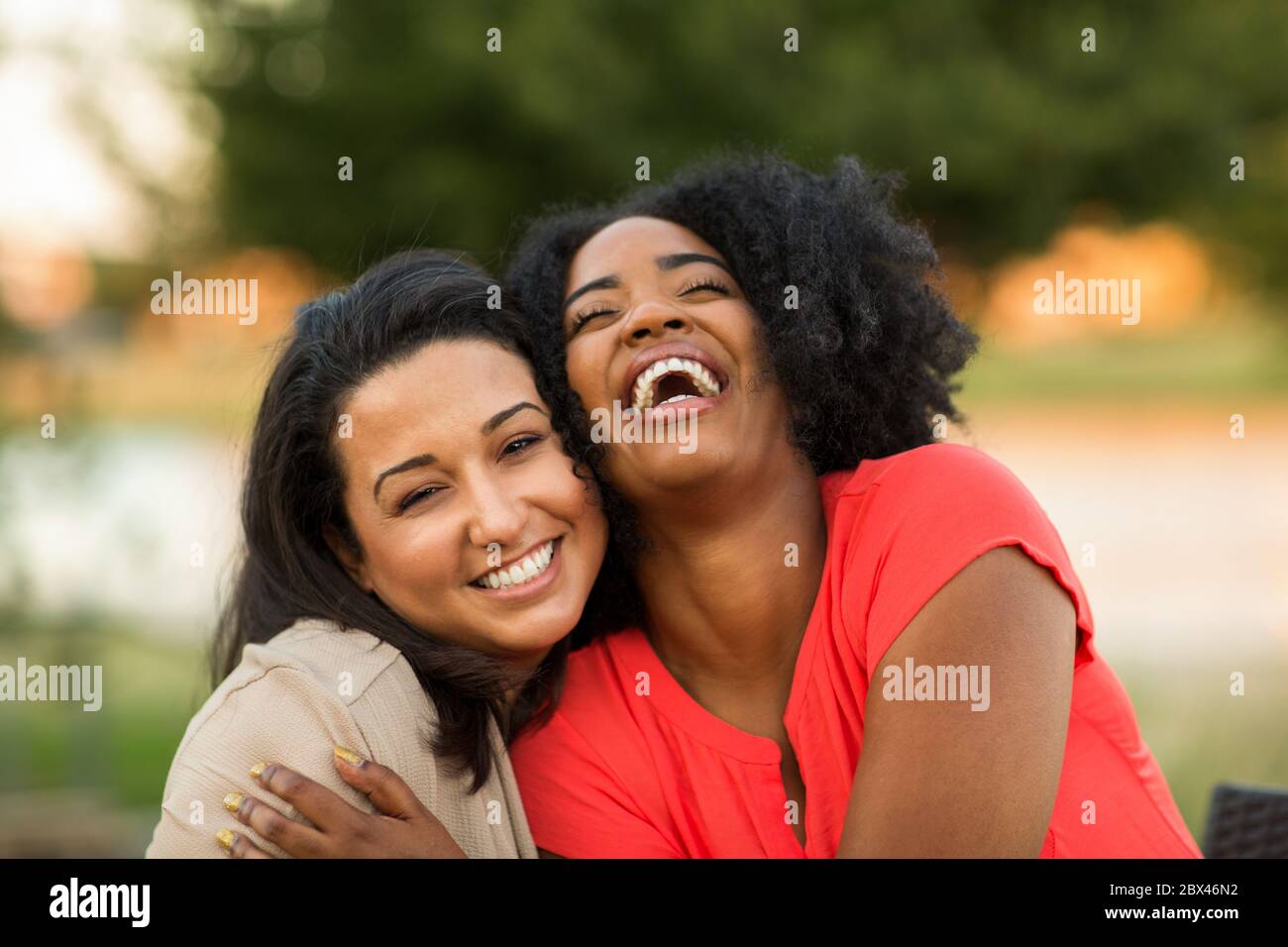 Heterogene Gruppe von Freunden reden und lachen. Stockfoto