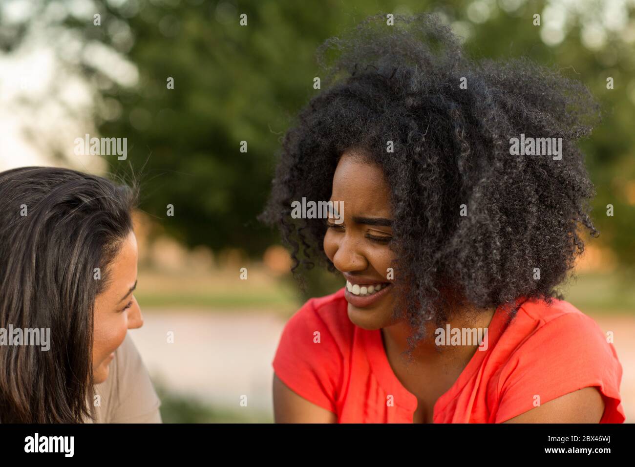 Heterogene Gruppe von Freunden reden und lachen. Stockfoto