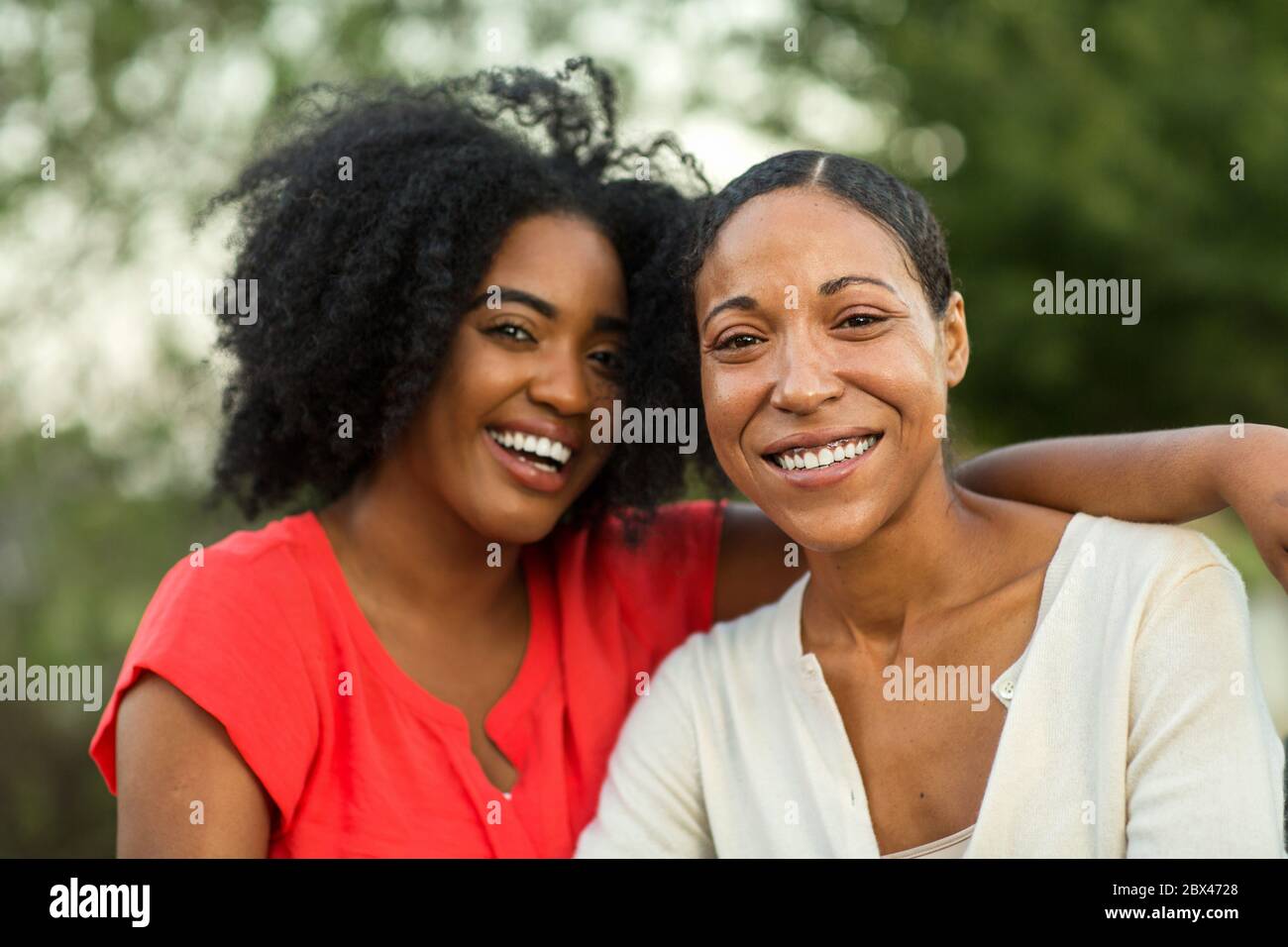 Afrikanische amerikanische Mutter ihre erwachsene Tochter umarmte. Stockfoto