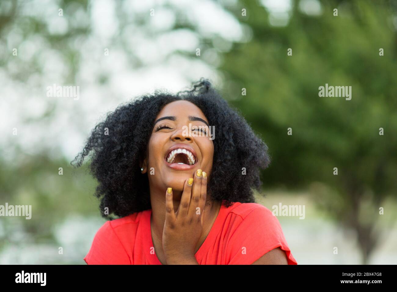 Gerne zuversichtlich African American woman smiling außerhalb. Stockfoto