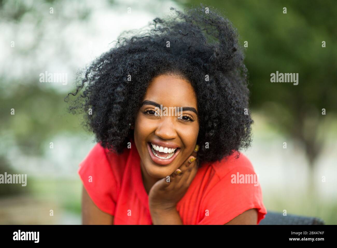 Gerne zuversichtlich African American woman smiling außerhalb. Stockfoto
