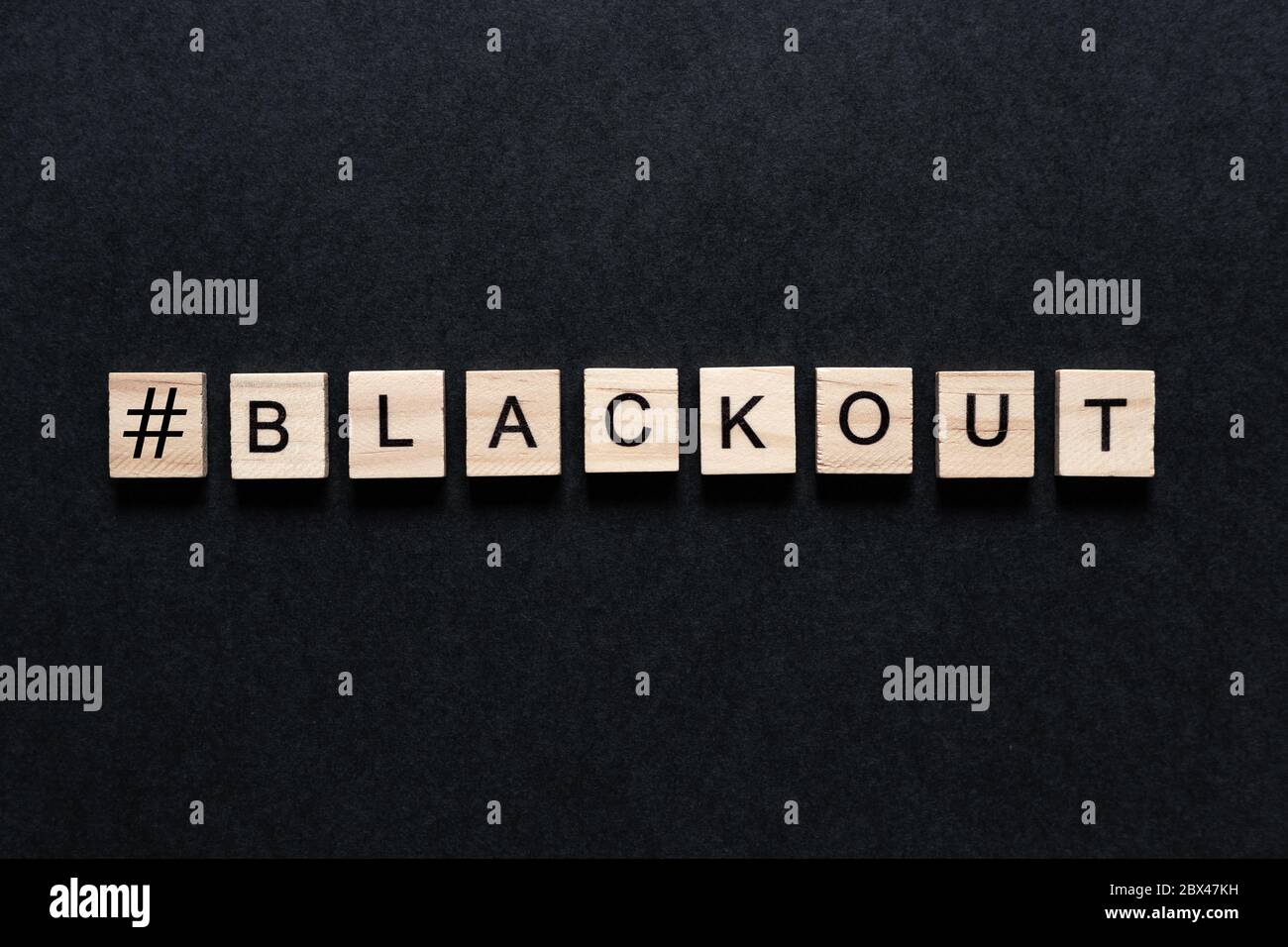 Blackout-Inschrift auf schwarzem Hintergrund. Schwarze Leben sind wichtig, Blackout dienstag 2020 Konzept. Blackout in USA. Proteste. Unruhen Stockfoto