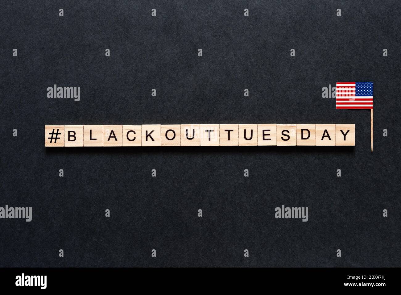 Blackout dienstag Inschrift auf schwarzem Hintergrund. Schwarze Leben Materie, Blackout dienstag 2020 Konzept. Unruhe. Kundgebungen. Brigandage. Plünderungen. Plünderer Stockfoto