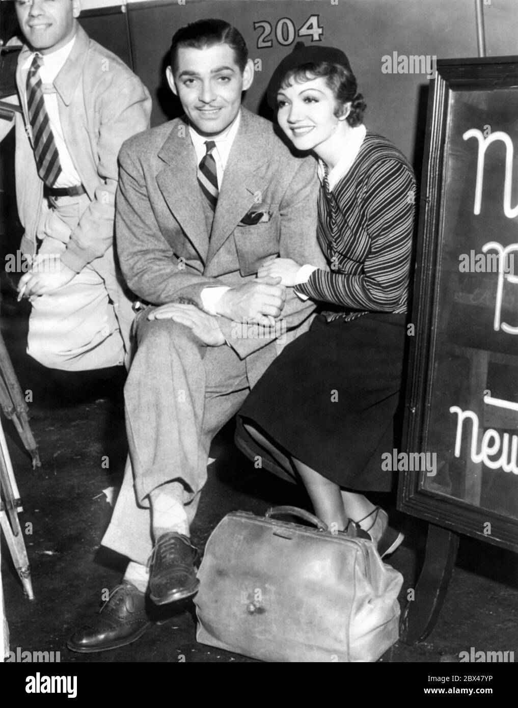 Teilweise sichtbar FRANK CAPRA mit CLARK GABLE und CLAUDETTE COLBERT am Set-Ort offen Dreharbeiten erste Szenen im Los Angeles Bus Depot für ES PASSIERT EINE NACHT 1934 Regisseur FRANK CAPRA Drehbuch ROBERT RISKIN Kurzgeschichte Samuel Hopkins Adams Columbia Pictures Stockfoto