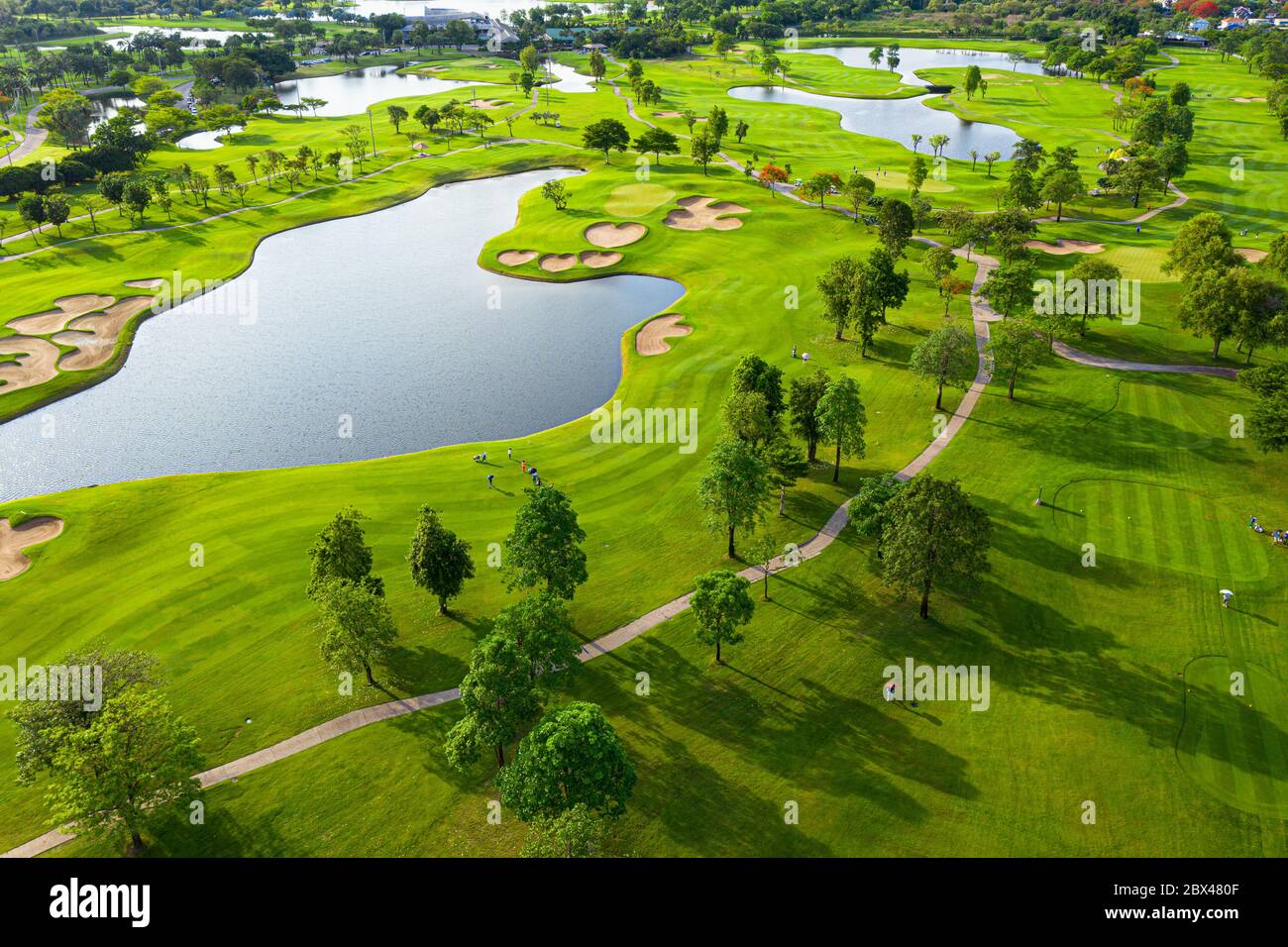 Luftaufnahme der Golfplatzlandschaft mit Blick auf den Sonnenaufgang in der Morgenaufnahme. Bangkok Thailand Stockfoto