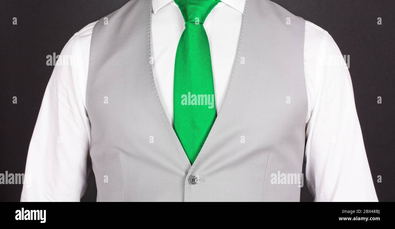 Mann in grauem Anzug mit grüner Krawatte, Nahaufnahme Stockfotografie -  Alamy