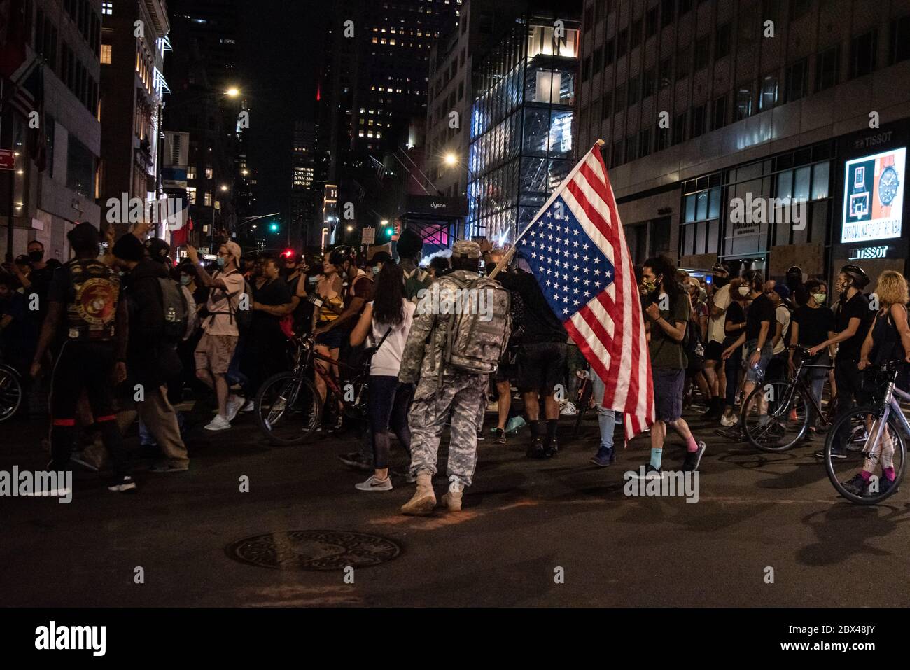 Ein Soldat der US-Armee trägt die amerikanische Flagge auf den Kopf gestellt als Zeichen der Not während eines marsches für George Floyd am 4. Juni 2020 in New York City. (Foto Gabriele Holtermann/Sipa USA) Quelle: SIPA USA/Alamy Live News Stockfoto