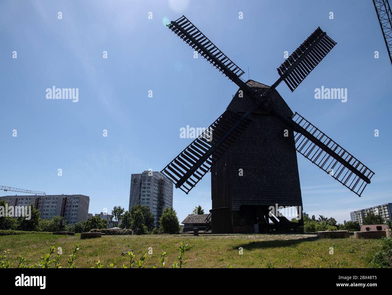 Berlin, Deutschland. Juni 2020. Die Böckenkuckmühle in Marzahn. Mit Beginn des Monats hat Simon Ruben Paul Rehle in der historischen Bockwindmühle das Wort. Der gebürtige Augsburger ist begeistert von seinem neuen Arbeitsplatz "in einer echten Traumumgebung". Derzeit bereitet sich der ausgebildete Bootsbauer und Industriekletterer auf den Neustart nach der Corona-Aussperrung vor und setzt die Mühle in Form. Er strebt nach einer Eröffnung nach den Sommerferien. Quelle: Paul Zinken/dpa-Zentralbild/ZB/dpa/Alamy Live News Stockfoto