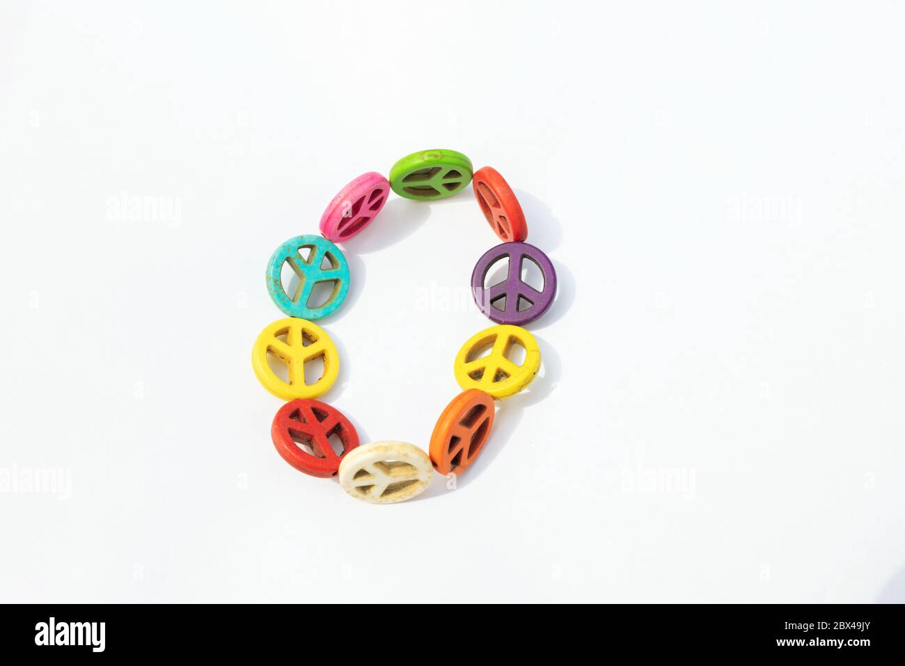 Handgefertigtes Armband aus Holz Frieden Symbol, Liebe nicht Krieg. Hippie-Accessoire. Ein Friedenszeichen. Stockfoto