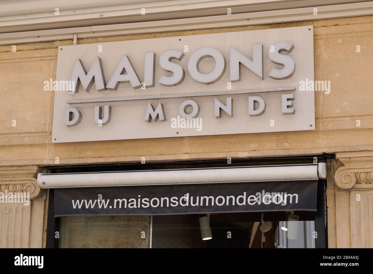 Bordeaux , Aquitaine / Frankreich - 06 01 2020 : Maisons du monde Store Logo Zeichen auf Fassade Shop der französischen Dekoration Kette Stockfoto