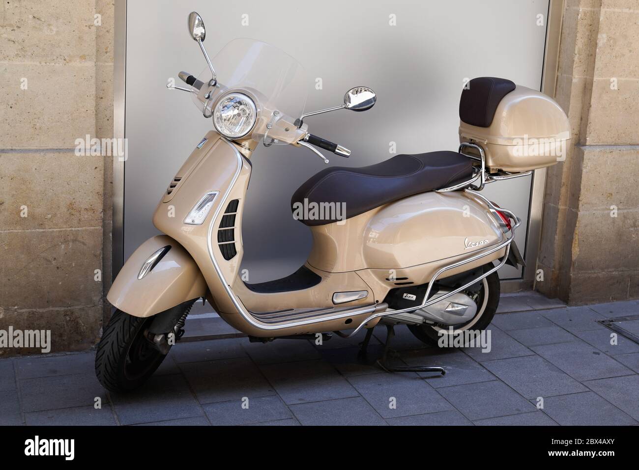 Bordeaux , Aquitaine / Frankreich - 06 01 2020 : vespa Roller mit Vintage-Look in der City Street geparkt Stockfoto
