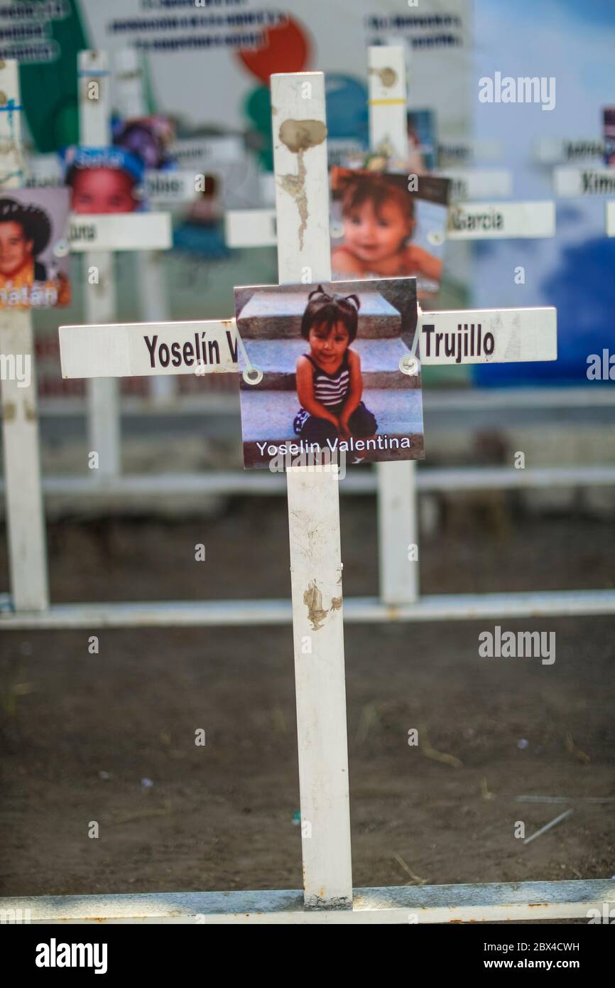 HERMOSILLO, MEXIKO - 4. JUNI: EINE Leinwand mit einem Gemälde von Kindern, die eine Leiter in den Himmel klettern, wurde im Rahmen der 11. jubiläumsfeier des ABC-Kindertageszentrums Feuer am 4. Juni 2020 in Hermosillo, Mexiko, neben den Krusten in der ABC-Kinderkrippe platziert. Am 05. Juni 2009 überfiel ein Brand in einem angrenzenden Lagerhaus das ABC-Kindertageszentrum, wo 49 Kleinkinder starben. Angehörige der Opfer bitten nach 11 Jahren des Unfalls um Gerechtigkeit. (Foto von Luis Gutierrez/ Norte Photo) Stockfoto