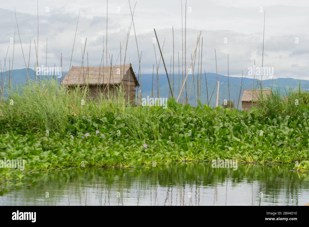 Inle See Es ist der zweitgrößte See in Myanmar.das Wasserscheide Bereich für den See liegt zu einem großen Teil im Norden und Westen des Sees. Stockfoto
